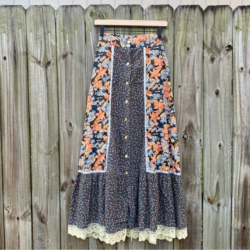 Vintage You Babes maxi skirt button front with gunnie sak vibes. Bohemian floral